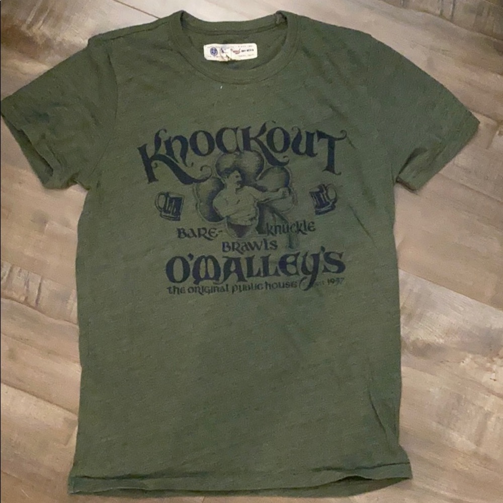 LUCKY BRAND: “Knockout O’Malley’s” Graphic Tee